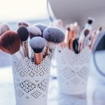 2 pots qui contient des pinceaux pour le maquillage