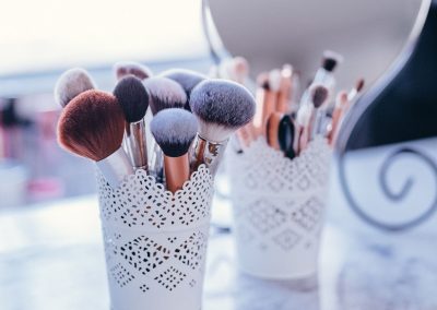 2 pots qui contient des pinceaux pour le maquillage